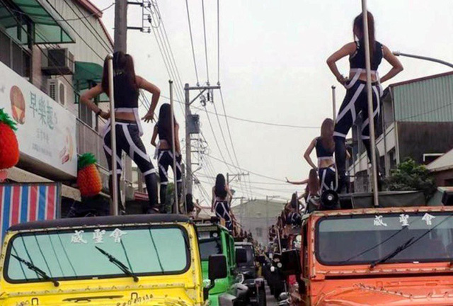 Hơn 50 vũ công thoát y đứng biểu diễn trên nóc xe Jeeps trong một buổi tang lễ ở Đài Loan