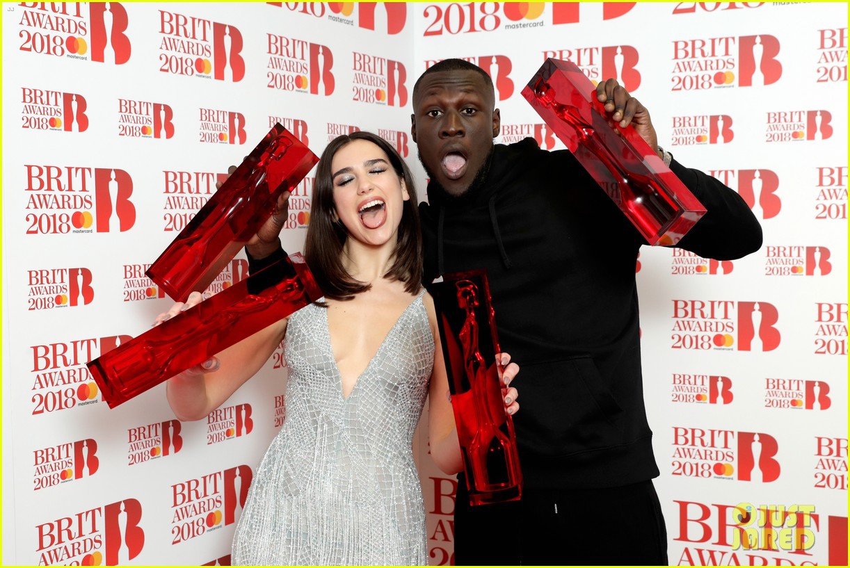 Brit Awards 2018: Hai cái tên trẻ măng đánh bật hội người già để ẵm hết giải bự - Ảnh 1.