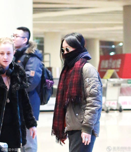  Ngôi sao nổi tiếng của màn ảnh Hoa ngữ xuất hiện một mình tại sân bay ở Bắc Kinh, Trung Quốc, ngày 25/2. Cô mặc giản dị và đeo khăn quàng che gần hết gương mặt. Ngôi sao nổi tiếng trông rất bình thường nhưng vẫn bị fan và truyền thông nhận ra.  
