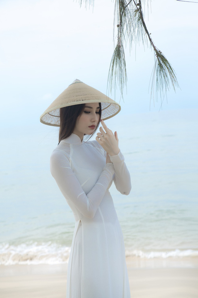 Người đẹp rất vinh dự và hiện háo hức với hai vai trò ý nghĩa, góp phần mang tà áo dài truyền thống đến với nhiều người Việt hơn.