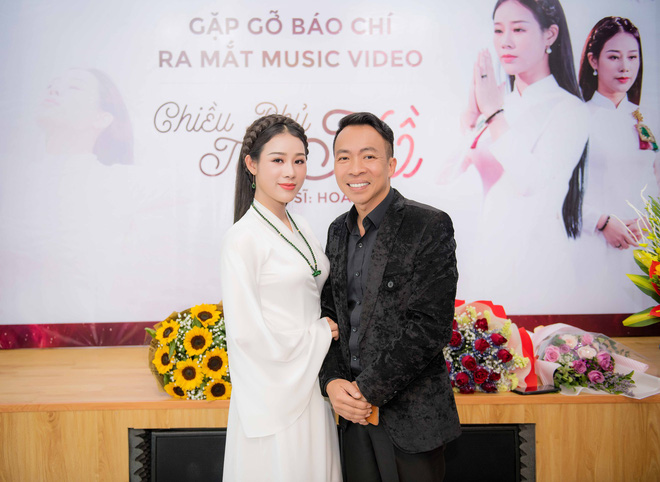 NSƯT Việt Hoàn:  Từ đáy lòng tôi không muốn vợ nổi tiếng, chỉ muốn Hoa Trần ở nhà thôi 