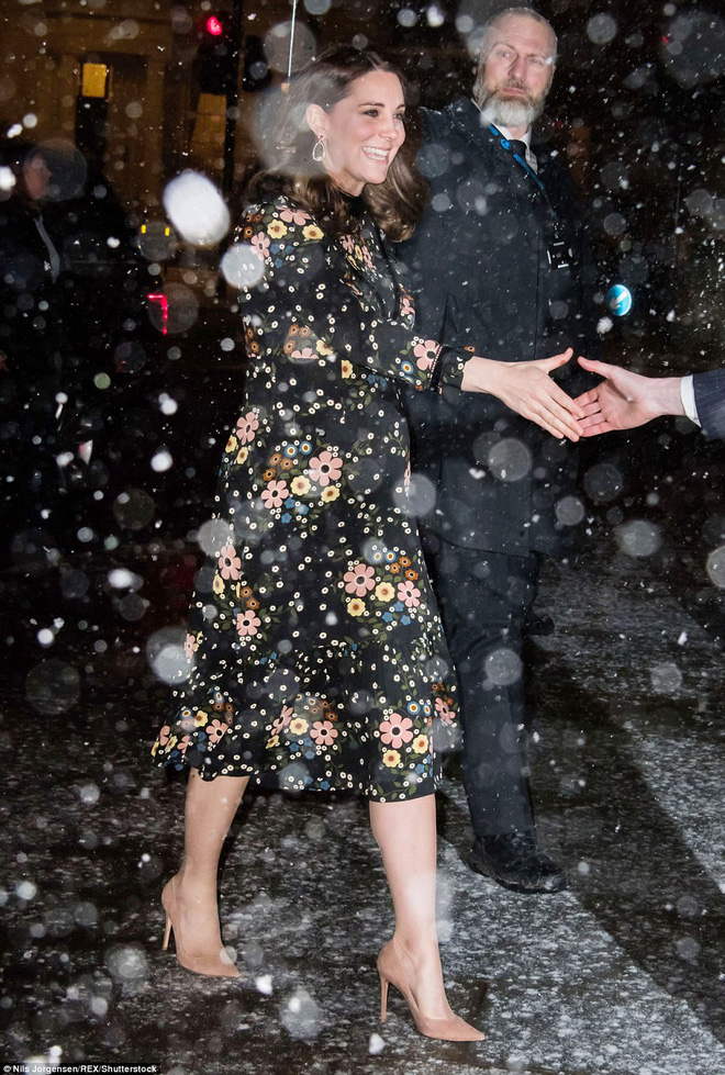 Bụng bầu vượt mặt mà Công nương Kate vẫn mặc váy đi chân trần với cao gót giữa trời tuyết rơi lạnh giá - Ảnh 3.