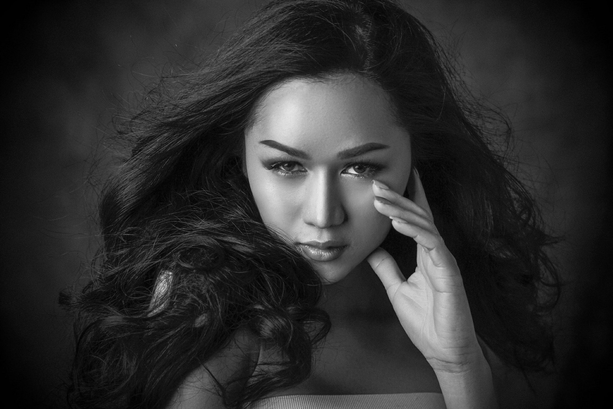 Hoa hậu Chuyển giới Quốc tế 2018: Hương Giang thần thái ngời ngời lấn át dàn thí sinh trong loạt ảnh beauty shoot đầu tiên - Ảnh 4.