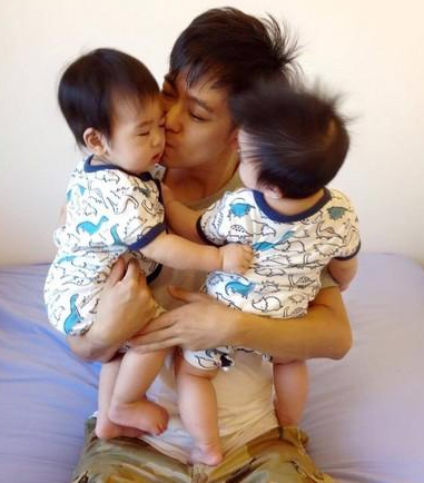  Lâm Chí Dĩnh thường xuyên khoe ảnh đời thường bên các con trên trang cá nhân. Trong ảnh là hình ảnh ông bố đảm đang bên hai cậu quý tử sinh đôi vào năm 2016. 