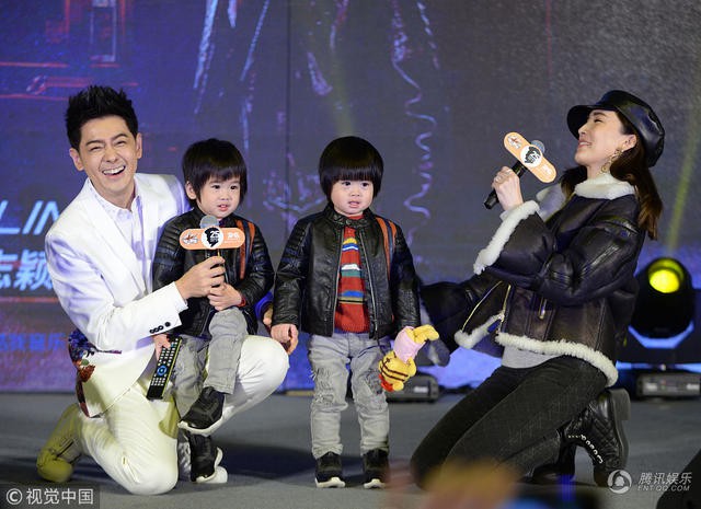  Lâm Chí Dĩnh tổ chức sự kiện kỷ niệm 25 năm kể từ ngày anh phát hành album ca nhạc đầu tiên tại Bắc Kinh, Trung Quốc, ngày 28/2 với truyền thông và người hâm mộ. Vợ và hai cậu con trai 2 tuổi của anh cũng có mặt tại sự kiện này. 