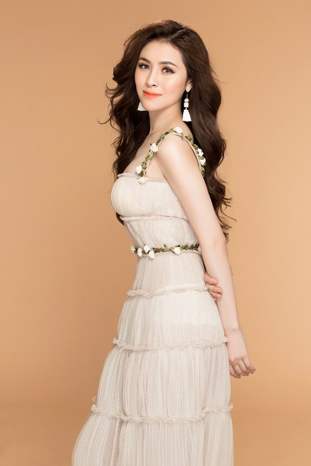 Điểm nhấn của bộ trang phục là những bông hoa trắng được điểm xuyến phần eo và phần dây áo giúp cô trở nên nền nã và dịu dàng.