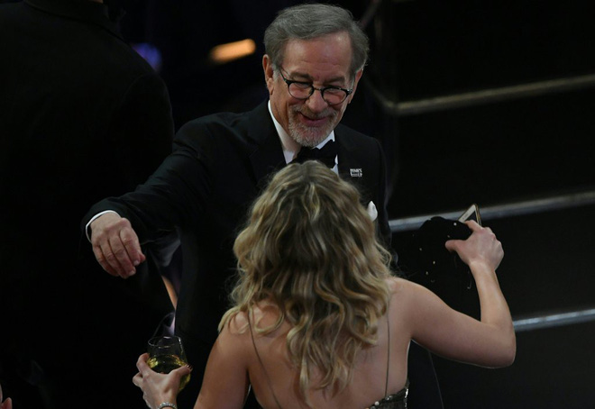 Thánh lầy Jennifer Lawrence sáng nhất Oscar 2018 vì mặc váy 2 dây vẫn hiên ngang trèo qua ghế - Ảnh 10.