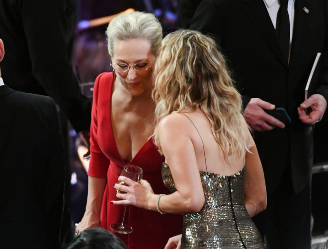 Thánh lầy Jennifer Lawrence sáng nhất Oscar 2018 vì mặc váy 2 dây vẫn hiên ngang trèo qua ghế - Ảnh 8.