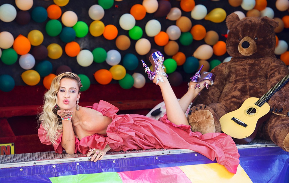 Vì sao cuộc sống của Miley Cyrus đã thay đổi mãi mãi sau sân khấu VMAs tai tiếng cách đây 5 năm? - Ảnh 3.