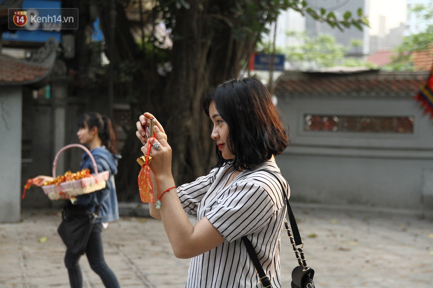 Từ chuyện cô gái được crush bỏ chặn facebook, chủ động nhắn tin, ghé thăm chùa Hà cầu duyên nổi tiếng ở Hà Nội - Ảnh 11.