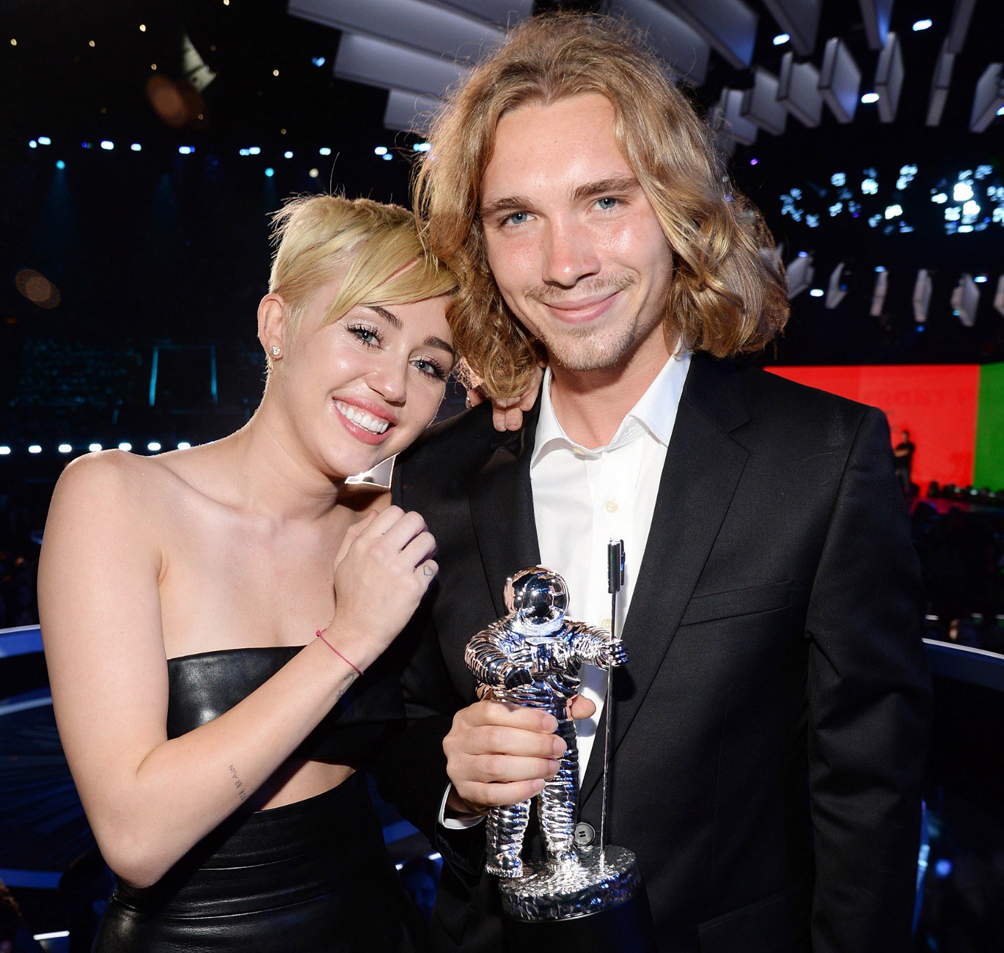 Vì sao cuộc sống của Miley Cyrus đã thay đổi mãi mãi sau sân khấu VMAs tai tiếng cách đây 5 năm? - Ảnh 2.