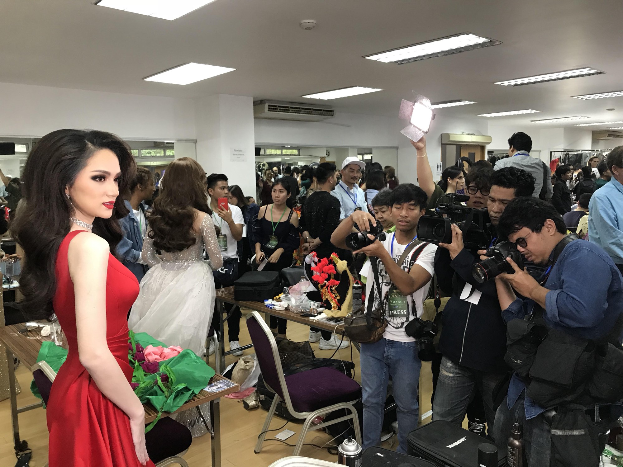 Đột nhập hậu trường chuẩn bị gấp rút của Hương Giang trước giờ diễn ra chung kết Hoa hậu Chuyển giới Quốc tế 2018 - Ảnh 4.