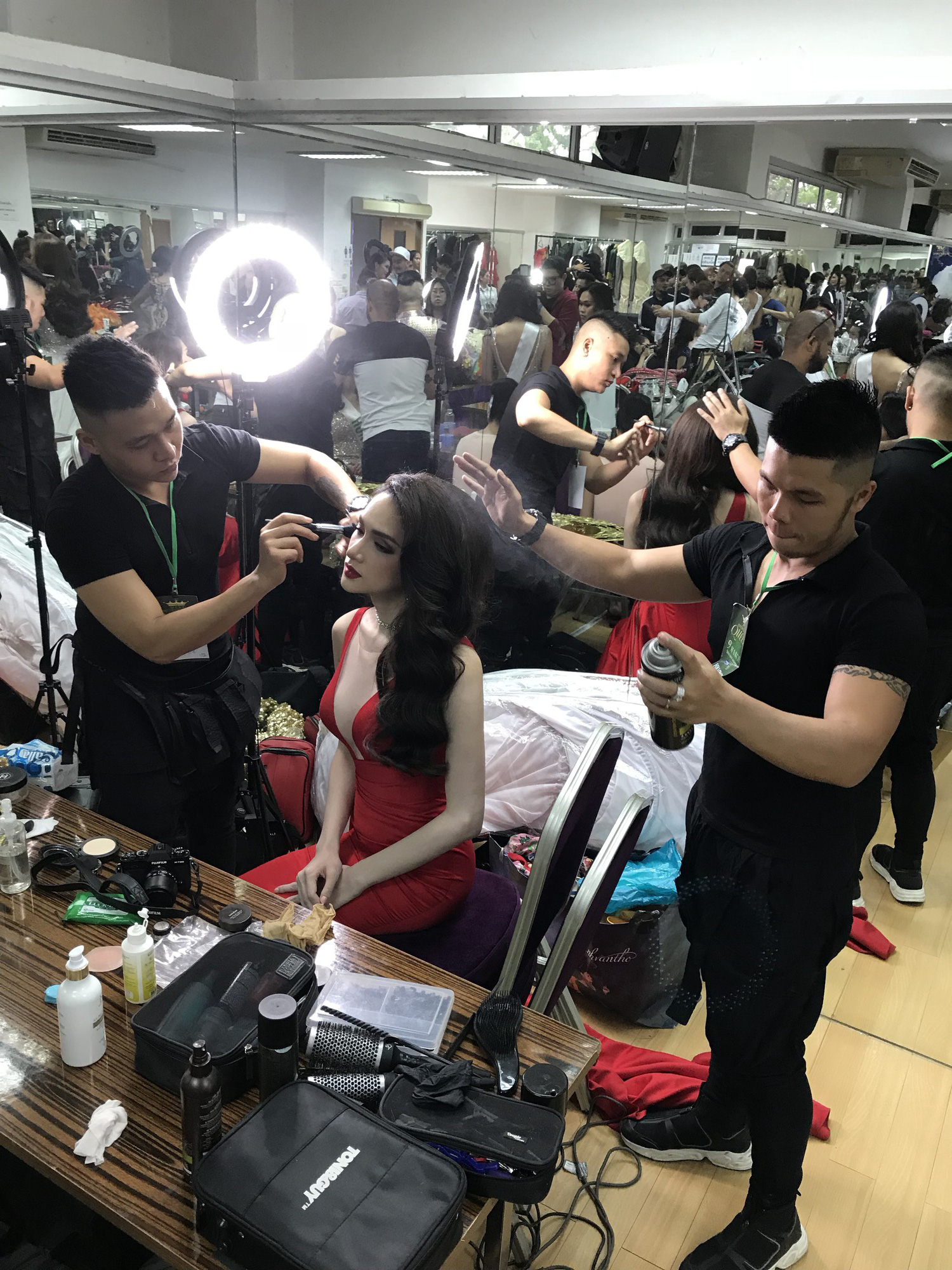 Đột nhập hậu trường chuẩn bị gấp rút của Hương Giang trước giờ diễn ra chung kết Hoa hậu Chuyển giới Quốc tế 2018 - Ảnh 3.