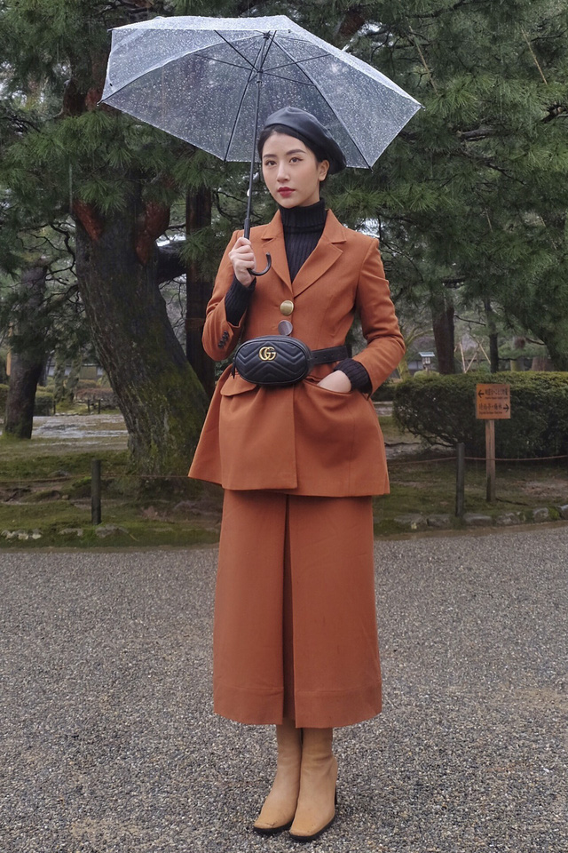 Quỳnh Anh Shyn hóa quý cô cổ điển trong chuyến du lịch tại Nhật Bản. Hotgirl Hà thành chọn cho mình áo blazer, váy suông màu cam đất hợp mốt, kết hợp cùng dàn phụ kiện cá tính như mũ nồi, túi thắt lưng.
