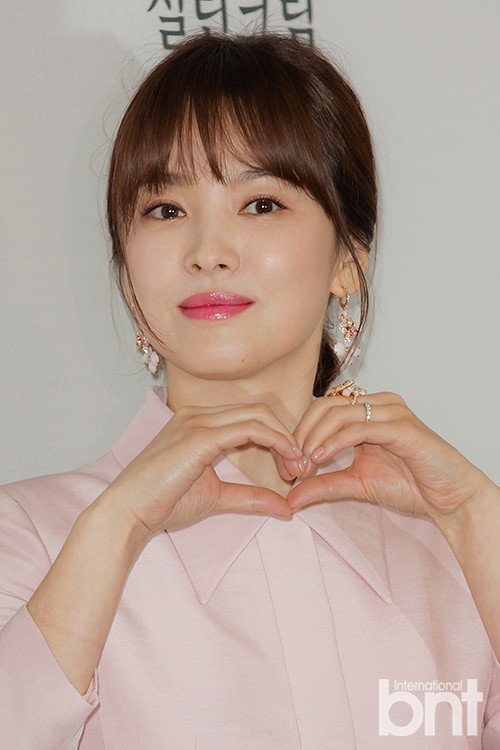 Song Hye Kyo lần đầu xuất hiện chính thức tại Hàn: Đẹp xuất sắc, nhưng mặt và bụng chị có vẻ hơi đáng nghi? - Ảnh 6.