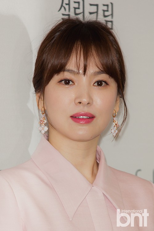 Song Hye Kyo lần đầu xuất hiện chính thức tại Hàn: Đẹp xuất sắc, nhưng mặt và bụng chị có vẻ hơi đáng nghi? - Ảnh 7.