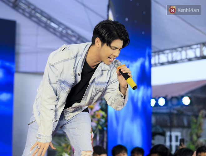 Trước khi sang Hồng Kông, Noo Phước Thịnh tất bật chạy 2 show liên tiếp trong ngày, được fan Hà thành  săn đón  hết cỡ