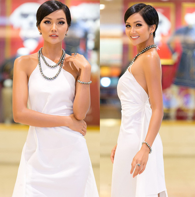 Tân Hoa hậu Hoàn vũ chọn sắc trắng trong bộ đầm cổ yếm khoe vai trần quyến rũ. Cách trang điểm nhẹ nhàng, tinh tế kết hợp cùng ngọc trai đen sang trọng khiến cô vô cùng nổi bật.