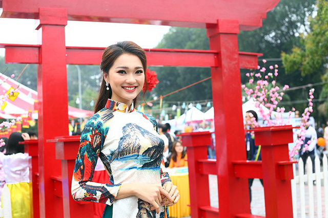 Ngọc Nữ được biết đến khi xuất hiện tại cuộc thi Hoa khôi Kinh Bắc 2017 với vai trò lễ tân