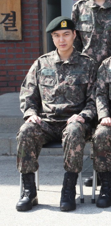 Hé lộ hình ảnh đầu tiên Lee Min Ho diện quân phục: Mặt tròn tăng cân nhưng vẫn soái ca - Ảnh 2.