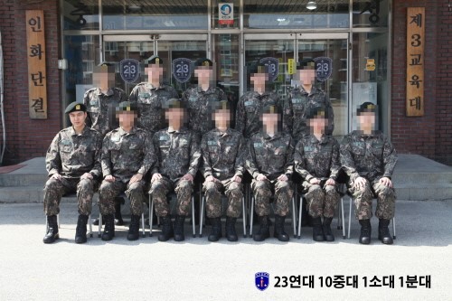 Hé lộ hình ảnh đầu tiên Lee Min Ho diện quân phục: Mặt tròn tăng cân nhưng vẫn soái ca - Ảnh 1.