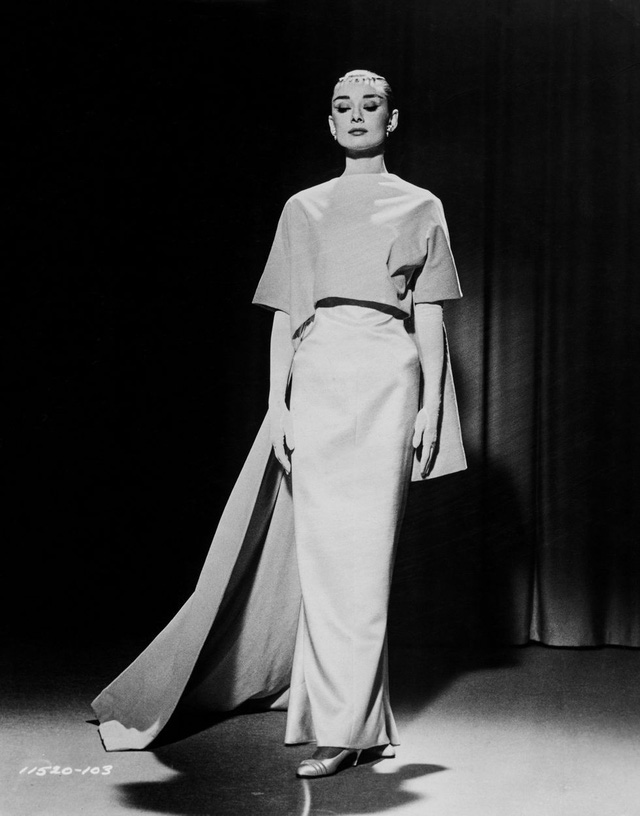  Audrey Hepburn và chiếc váy dạ hội rất tinh tế 