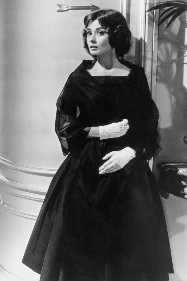  Audrey Hepburn trong một mẫu váy rất thanh lịch 