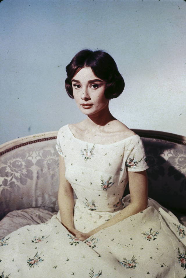  Audrey Hepburn diện váy của Givenchy năm 1955 trong phim Love in the Afternoon 