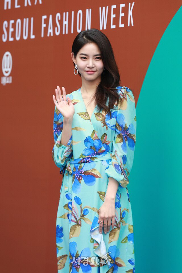 Nổi nhất Seoul Fashion Week: Đang xinh đẹp dịu dàng thì nữ diễn viên này té cái uỵch trước ngàn đôi mắt - Ảnh 6.