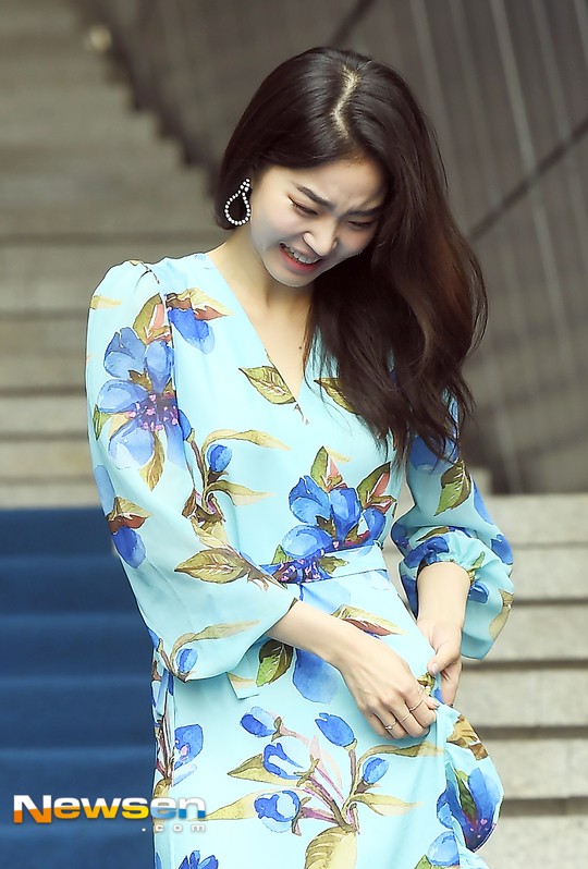 Nổi nhất Seoul Fashion Week: Đang xinh đẹp dịu dàng thì nữ diễn viên này té cái uỵch trước ngàn đôi mắt - Ảnh 5.