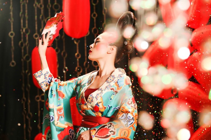 Để vạt phải đè lên vạt trái, Mỹ Tâm bị cho là mặc kimono theo kiểu của người đã khuất trong MV mới