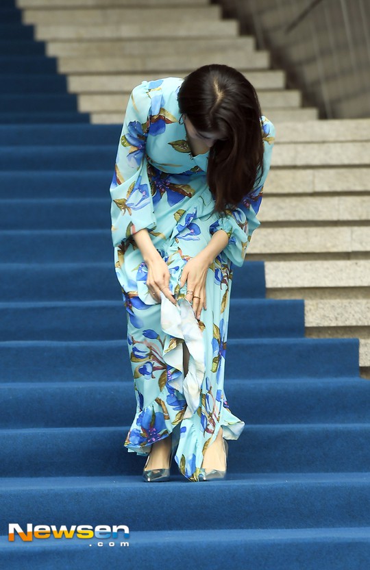 Nổi nhất Seoul Fashion Week: Đang xinh đẹp dịu dàng thì nữ diễn viên này té cái uỵch trước ngàn đôi mắt - Ảnh 4.