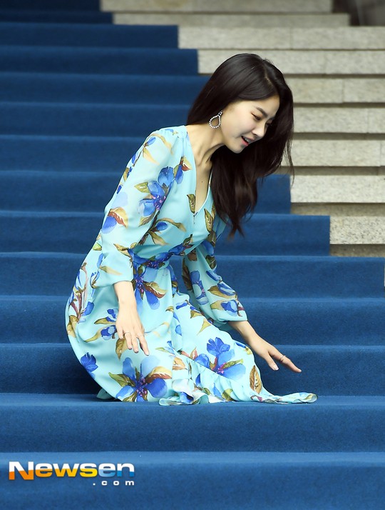 Nổi nhất Seoul Fashion Week: Đang xinh đẹp dịu dàng thì nữ diễn viên này té cái uỵch trước ngàn đôi mắt - Ảnh 1.