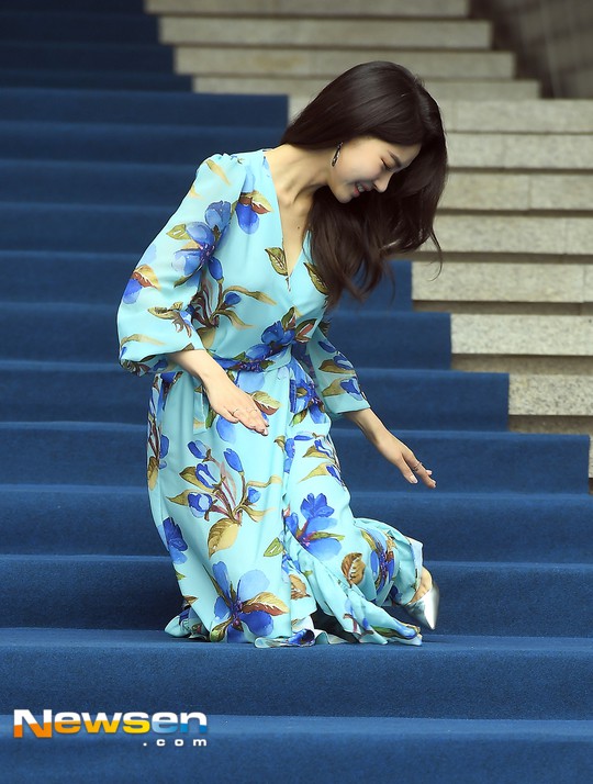 Nổi nhất Seoul Fashion Week: Đang xinh đẹp dịu dàng thì nữ diễn viên này té cái uỵch trước ngàn đôi mắt - Ảnh 2.