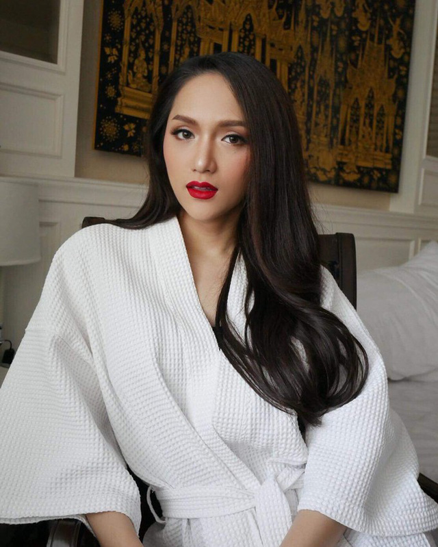 Hoa hậu Chuyển giới Hương Giang đầy nữ tính với chiếc khăn choàng tắm cùng lối trang điểm đậm, bờ môi đỏ quyến rũ.