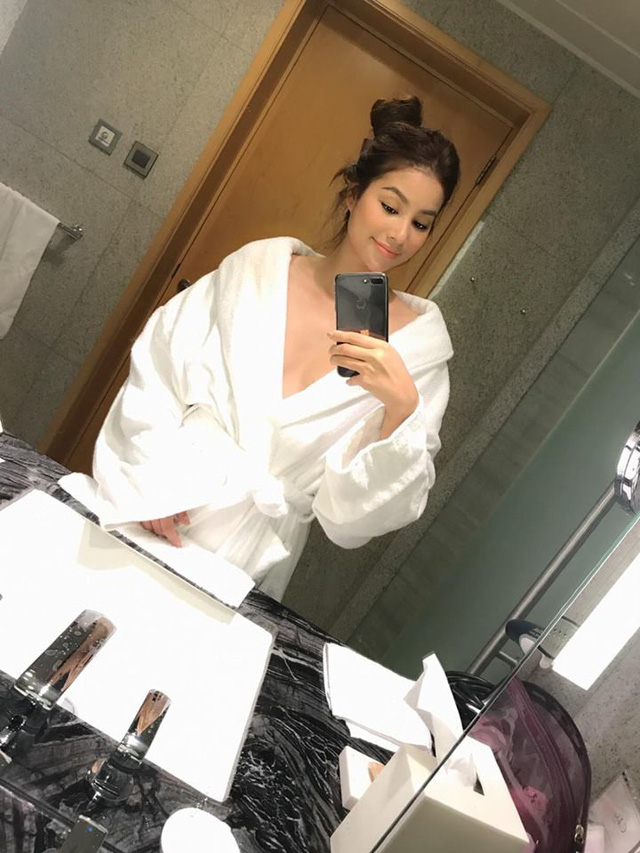 Hoa hậu Hoàn vũ Việt Nam selfie trong nhà tắm.