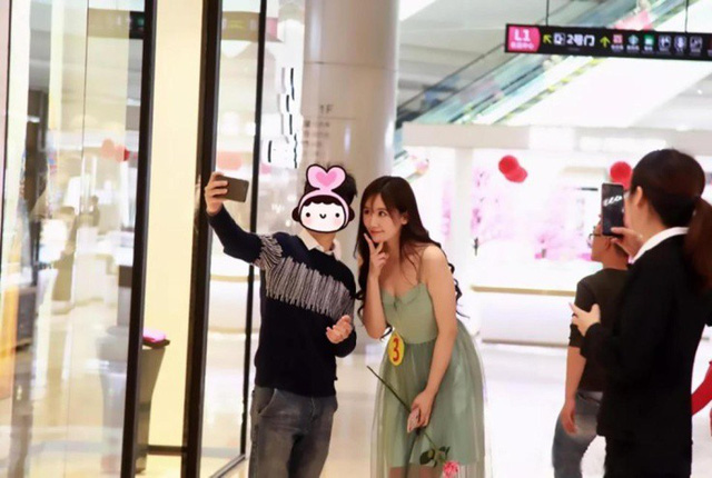 Một chàng trai tặng hoa hồng và chụp ảnh selfile cùng “bạn gái”