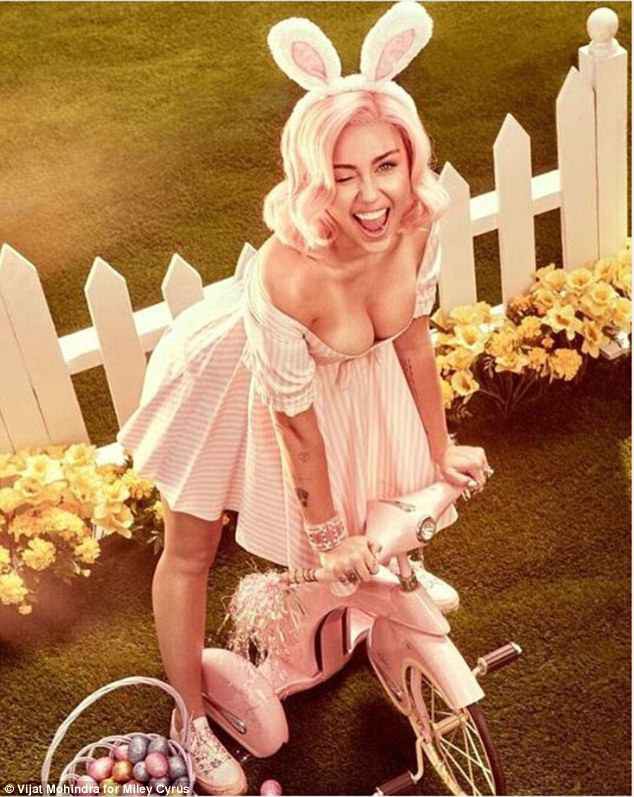 Sự nghiệp flop nặng, Miley Cyrus quay lại con đường khoe nhũ hoa, lè lưỡi phản cảm - Ảnh 9.