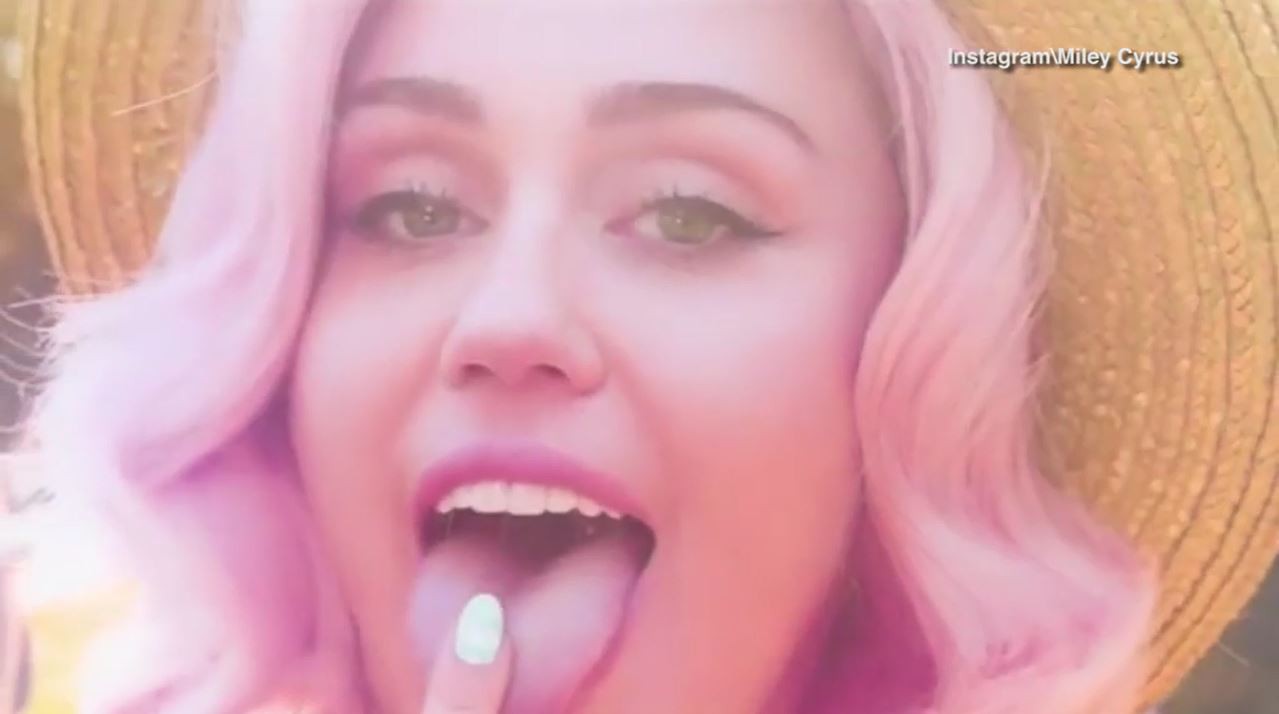 Sự nghiệp flop nặng, Miley Cyrus quay lại con đường khoe nhũ hoa, lè lưỡi phản cảm - Ảnh 3.