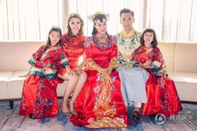  Trương Luân Thạc chụp ảnh cùng ba con gái riêng của vợ trong ngày trọng đại của hai người. 