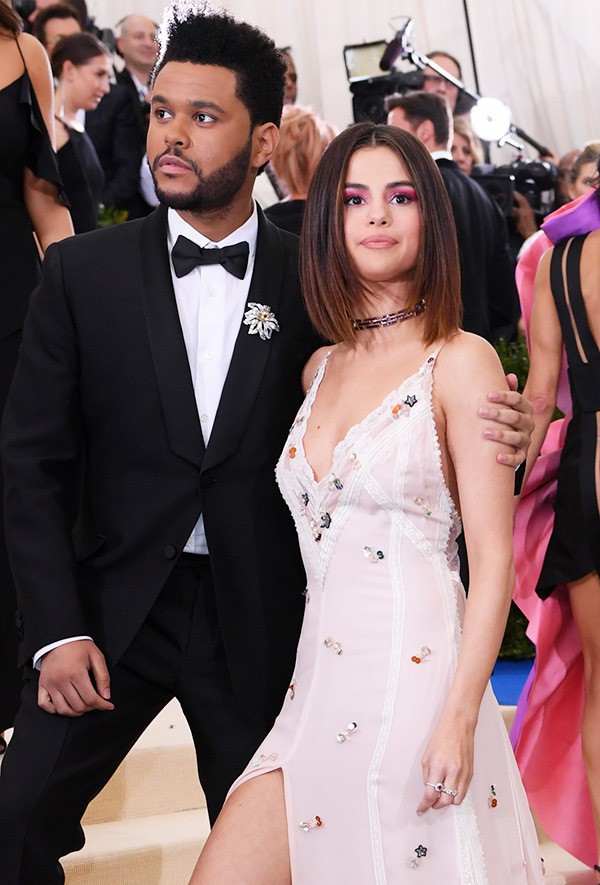 Hậu nghi vấn bị The Weeknd đá xéo trong hit mới, Selena đăng ảnh cười híp hết cả mắt - Ảnh 1.