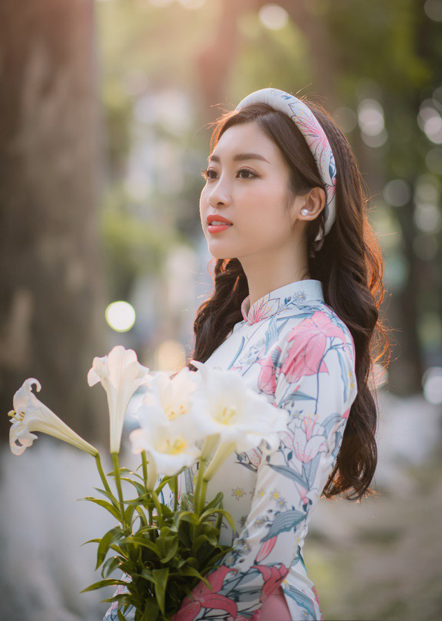 Trong bộ sưu tập áo dài mới Hoa loa kèn, Ngọc Hân đã nghĩ ngay đến nàng thơ Đỗ Mỹ Linh bởi vẻ đẹp của Hoa hậu Việt Nam 2016 cũng thuần khiết như chính ý nghĩa của loài loa hoa kèn.