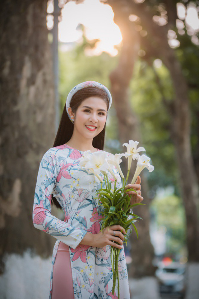 Từ nhiều năm nay, Ngọc Hân chuyển hướng dần vào công việc thiết kế thời trang, đặc biệt là mảng áo dài bởi cô rất muốn giới thiệu trang phục dân tộc đến với bạn bè quốc tế. Đây cũng là cách cô quảng bá cho vẻ đẹp của văn hoá, con người Việt Nam trên thế giới.