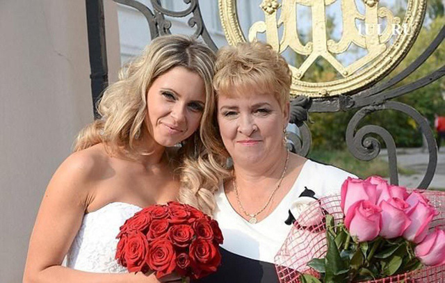 Ekaterina chụp ảnh cùng mẹ trong ngày cưới