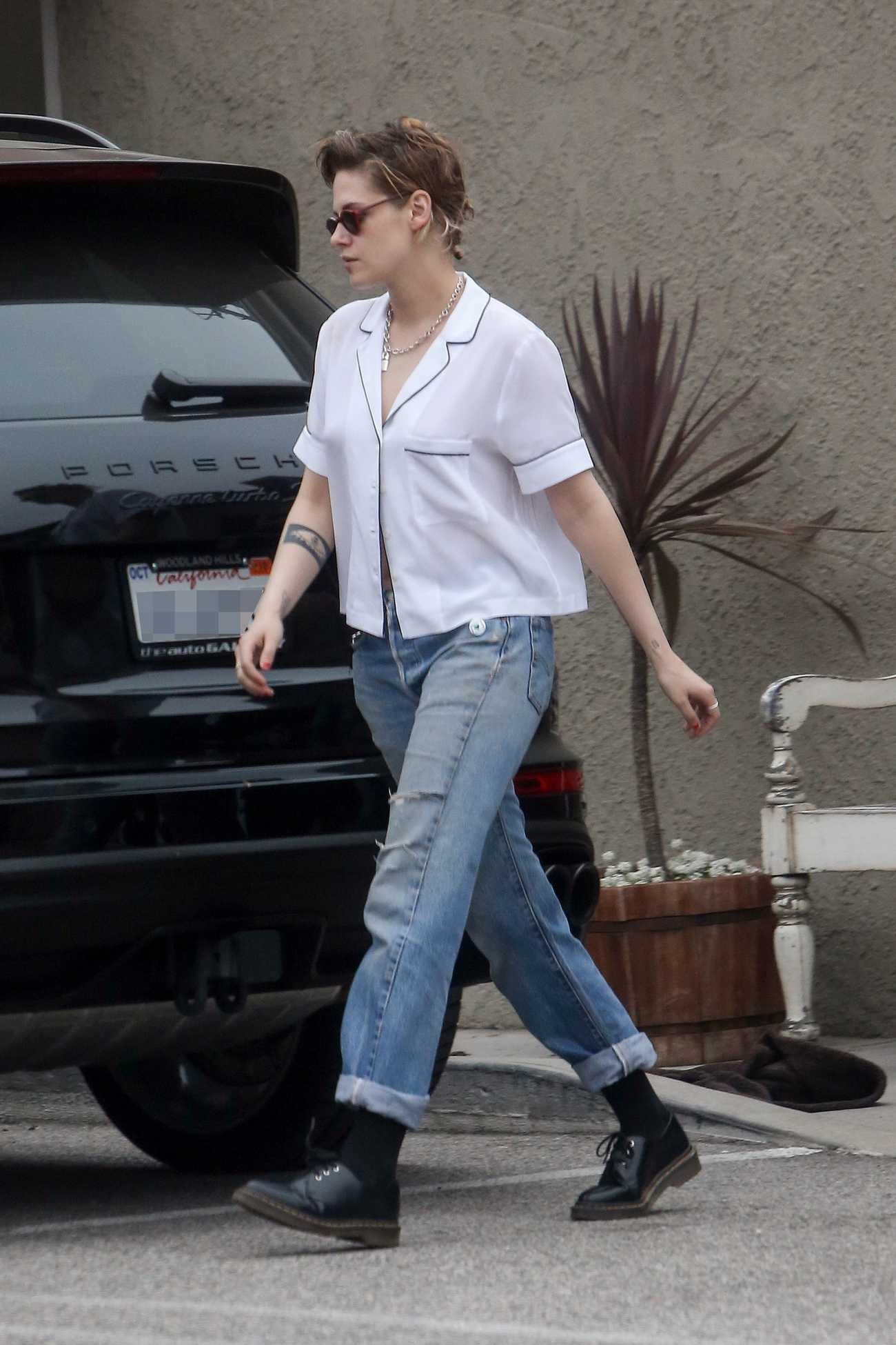 Kristen Stewart cùng người yêu đồng giới diện áo mát mẻ, thả rông vòng 1 trên phố - Ảnh 3.