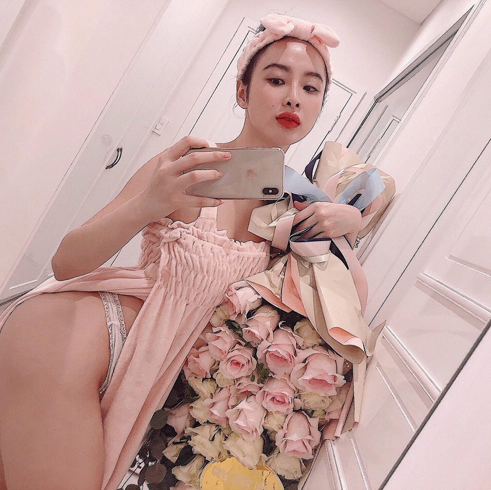  Mỏi cổ  ngắm Angela Phương Trinh  oằn mình  khoe vòng 3