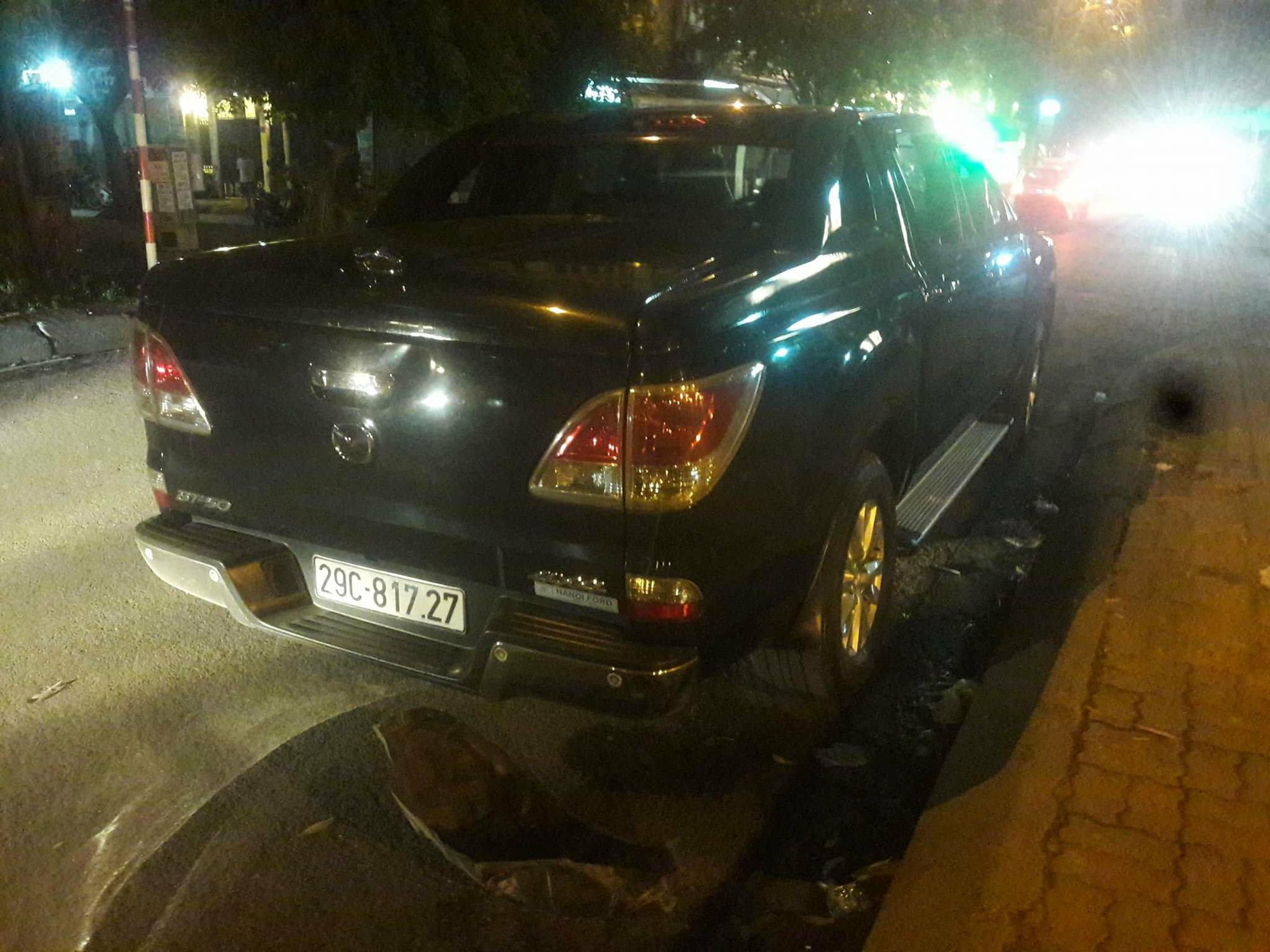 Hà Nội: Hàng chục người truy đuổi tài xế xe bán tải vì nhẫn tâm kéo lê nạn nhân hàng trăm mét sau va chạm