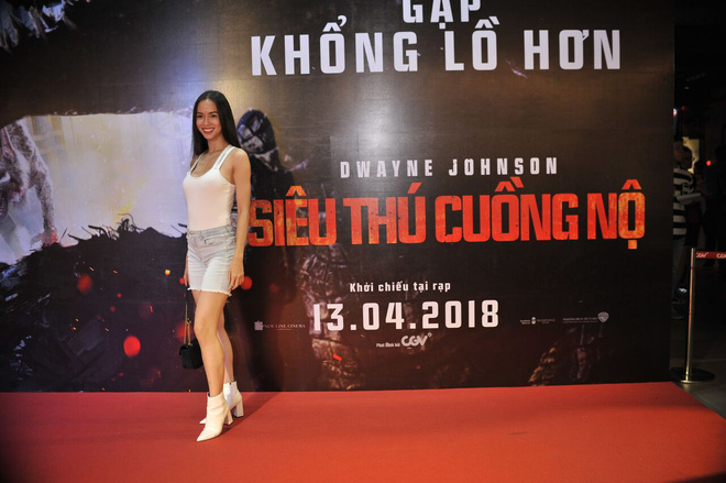 Nổi tiếng sexy nóng bỏng nhưng Vũ Ngọc Anh ơi, sao lại mặc quần thế này đi họp báo?