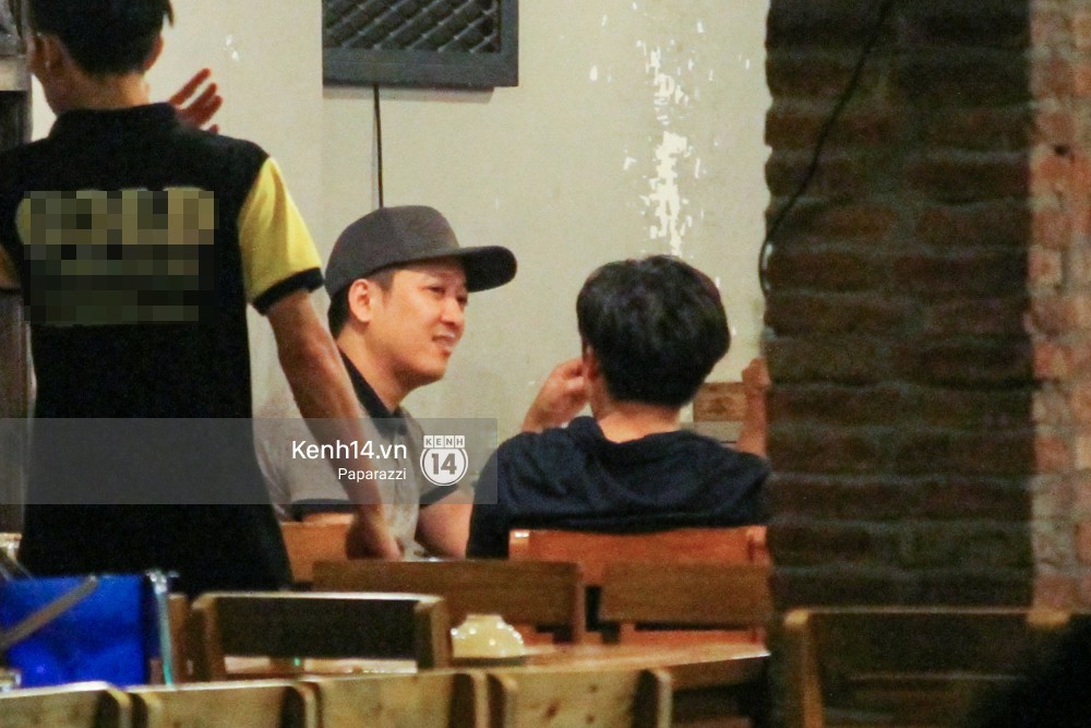 Không đi Thái Lan cùng Nhã Phương, Trường Giang bị bắt gặp đi uống bia cùng bạn bè trong đêm