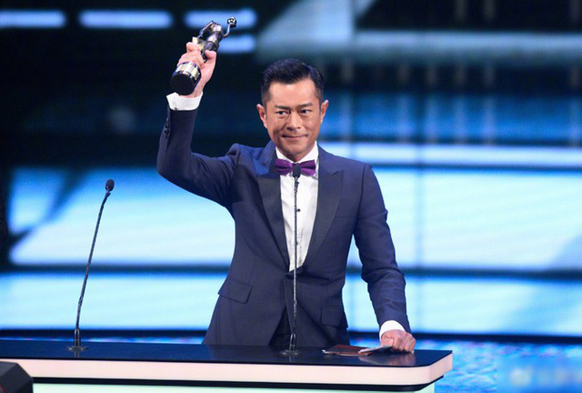  Cổ Thiên Lạc được vinh danh trong lễ trao giải điện ảnh Kim Tượng lần thứ 37 (năm 2018), tại Hồng Kong, tối qua 15/4. Anh nhận giải Nam diễn viên xuất sắc nhất cho vai diễn trong bộ phim Killing the wolf. 